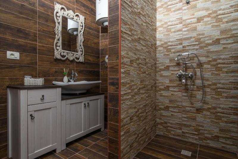 Double Room with Extra Bed image 2