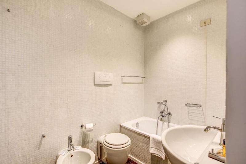Piazza Farnese exclusive view 2 bedroom en suite - image 12