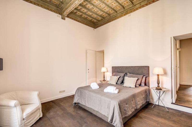 Piazza Farnese exclusive view 2 bedroom en suite - image 11