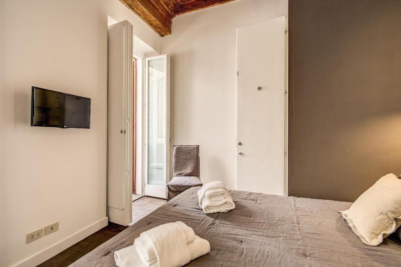 Piazza Farnese exclusive view 2 bedroom en suite - image 7