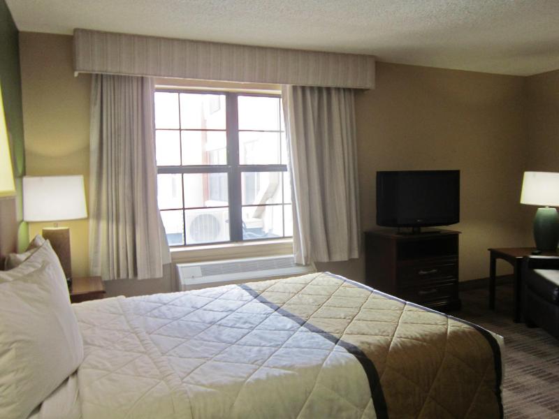 Queen studio with 1 Queen Bed - Disability Access/Non-Smoking image 4