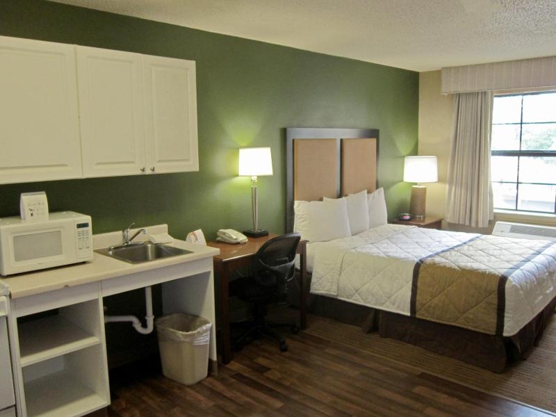 Queen studio with 1 Queen Bed - Disability Access/Non-Smoking image 3