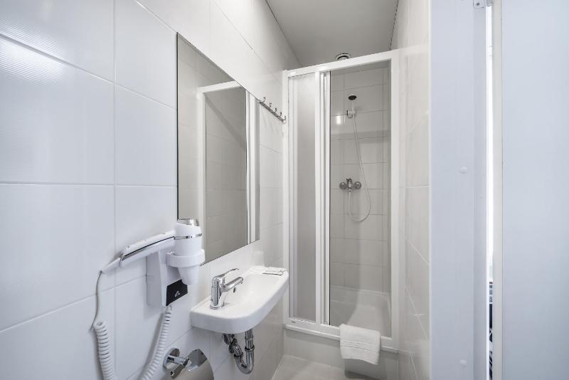 Small Single Room image 2