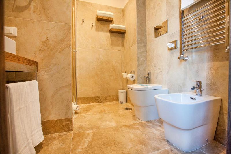 Classic Double Room image 2