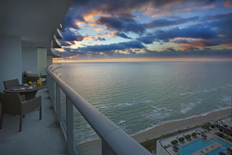 1 Bedroom Suite Oceanview King  image 3