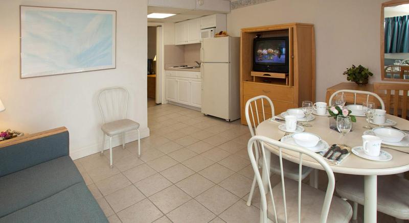 Queen Suite with Oceanfront View image 3