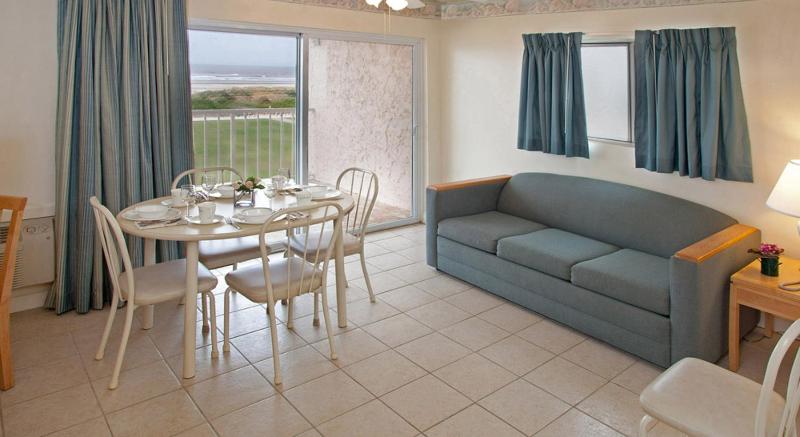 Queen Suite with Oceanfront View image 2