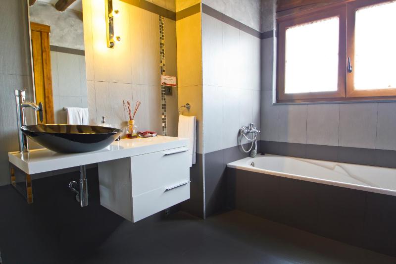 Superior Double Room with Spa Bath image 2