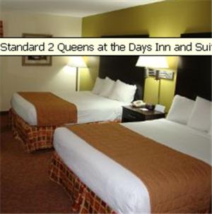 Queen Room with Two Queen Beds - Disability Access/Non-Smoking image 3
