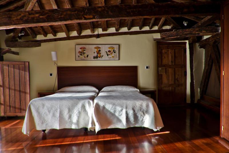 Twin Room image 3