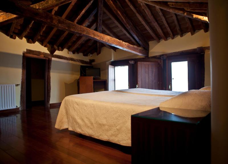 Twin Room image 4
