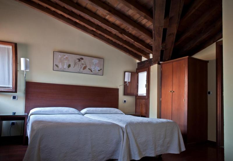 Twin Room image 1