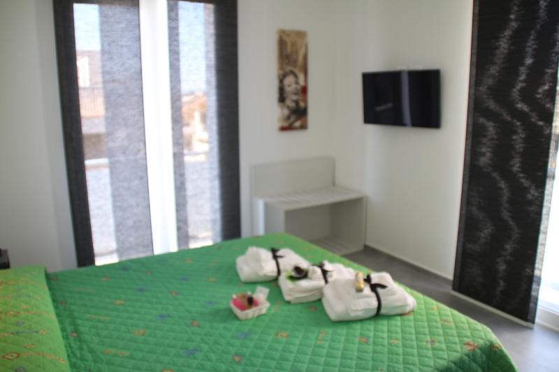 Double Room with Balcony image 4