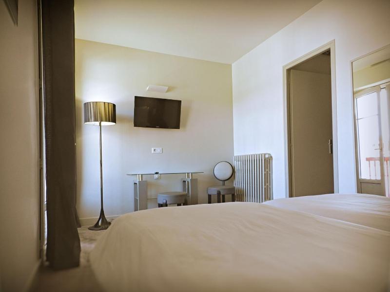 Twin Room with Balcony image 2