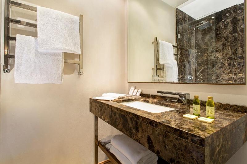 Deluxe Double Room with Garden View image 3