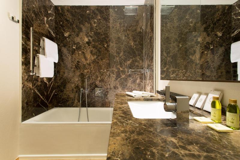 Deluxe Double Room with Garden View image 4