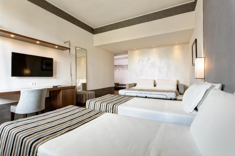 Quadruple Room image 4