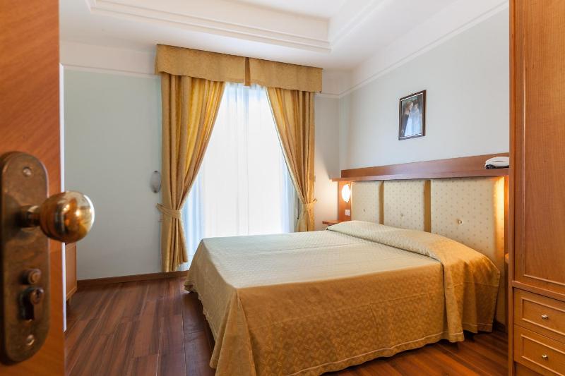 Hotel Astor - image 8