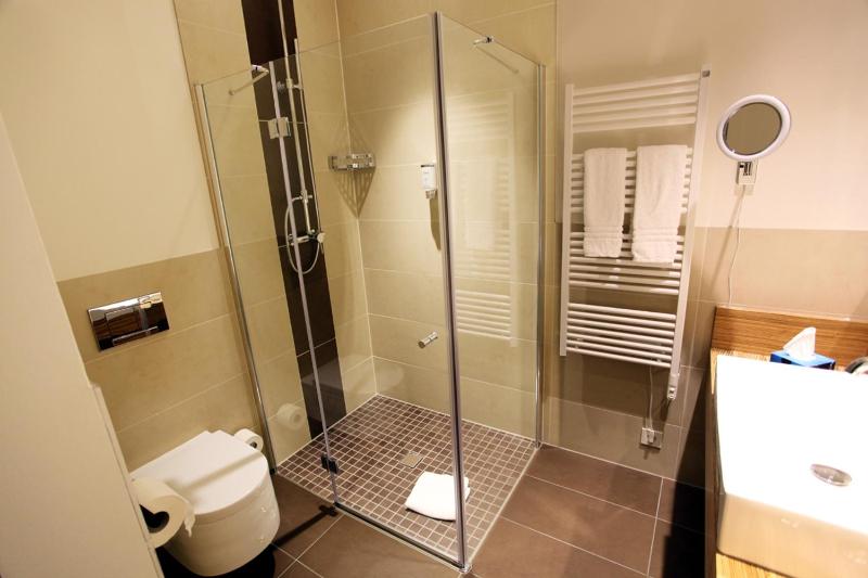 Deluxe Double Room with Balcony image 4