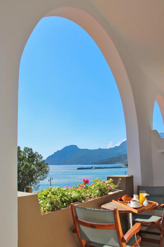 Superior Double or Twin Room with Sea View image 2