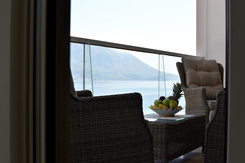 Deluxe Two-Bedroom Apartment with Terrace and Sea View image 3