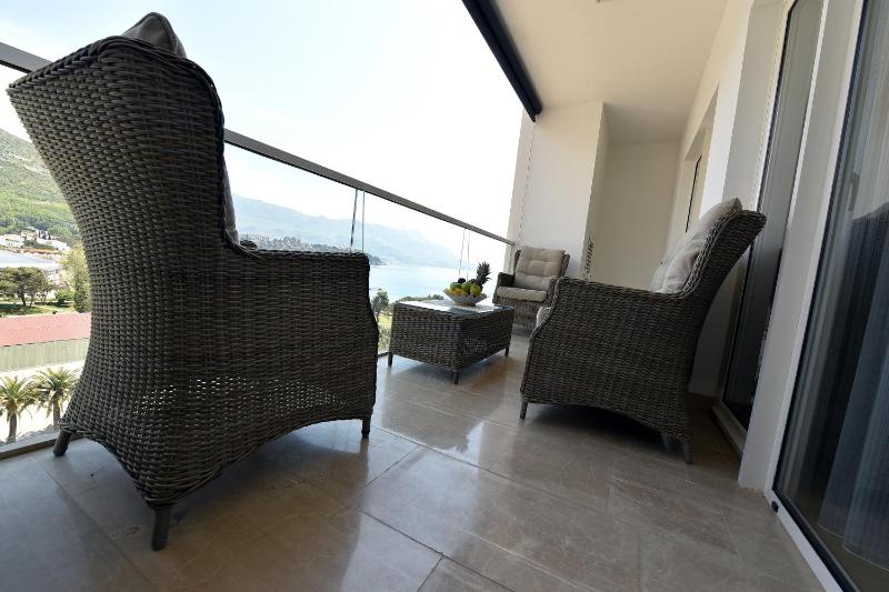 Deluxe Two-Bedroom Apartment with Terrace and Sea View image 4