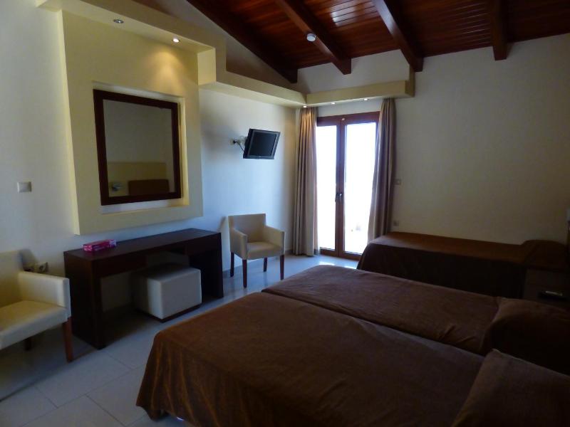 Triple Room with Sea View image 4
