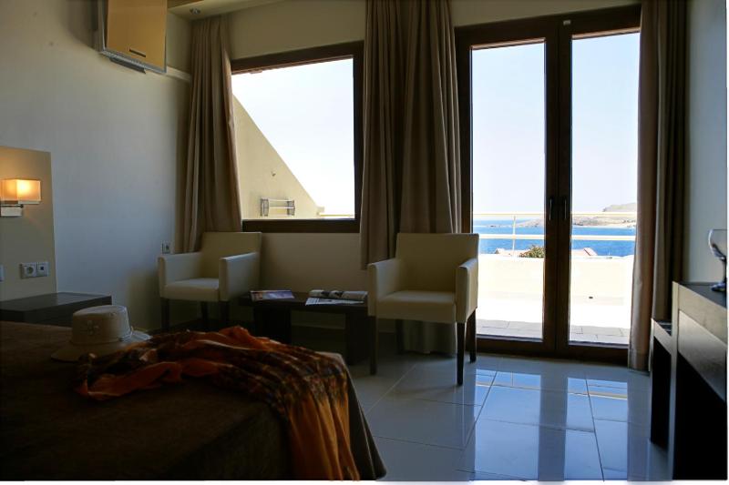 Twin Room with Sea View image 4