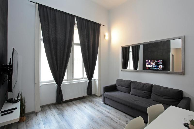 Luxury Duplex Apartment with Hot Tub (8 Adults) image 2