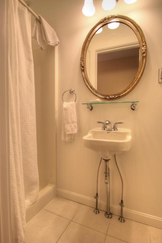 Small Double or Twin Room image 4