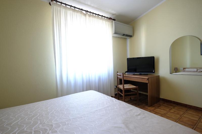 Economy Double Room image 3