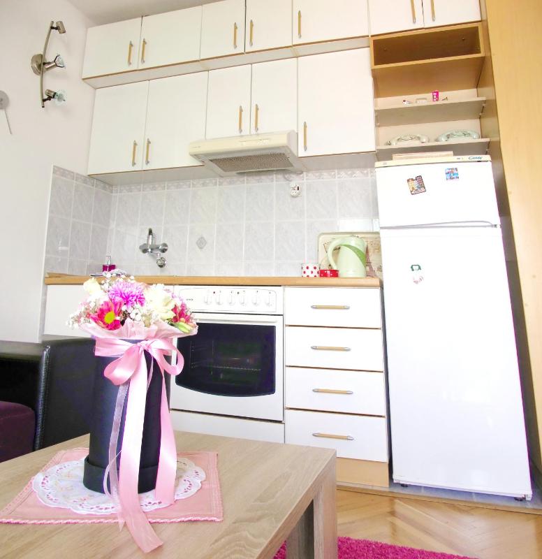One-Bedroom Apartment with Balcony and Sea View image 3
