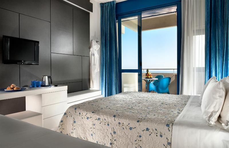 Quadruple Room with Sea View image 1