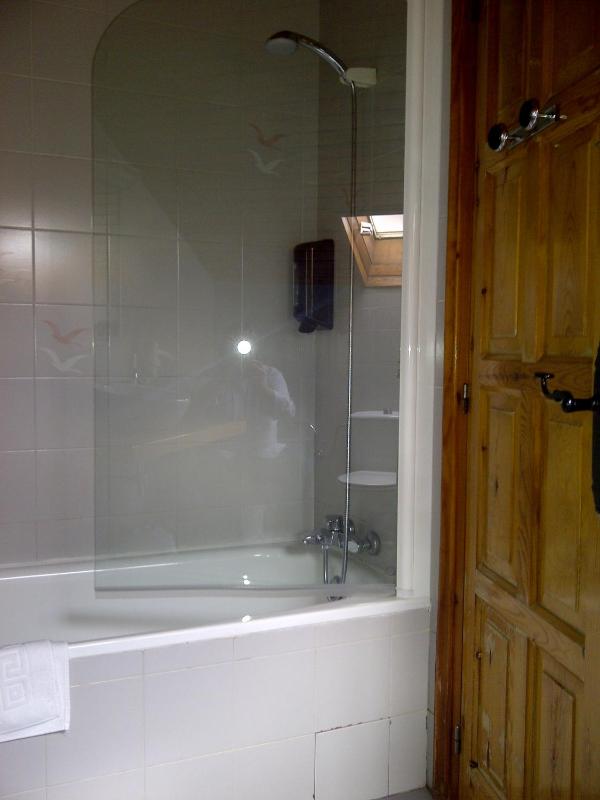 Triple Room (2 Adults + 1 Child) image 3