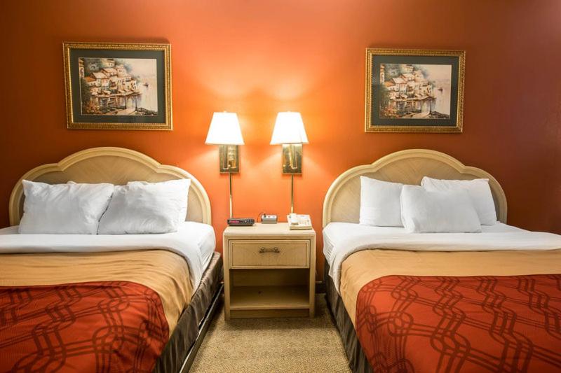 Deluxe Queen Room image 1