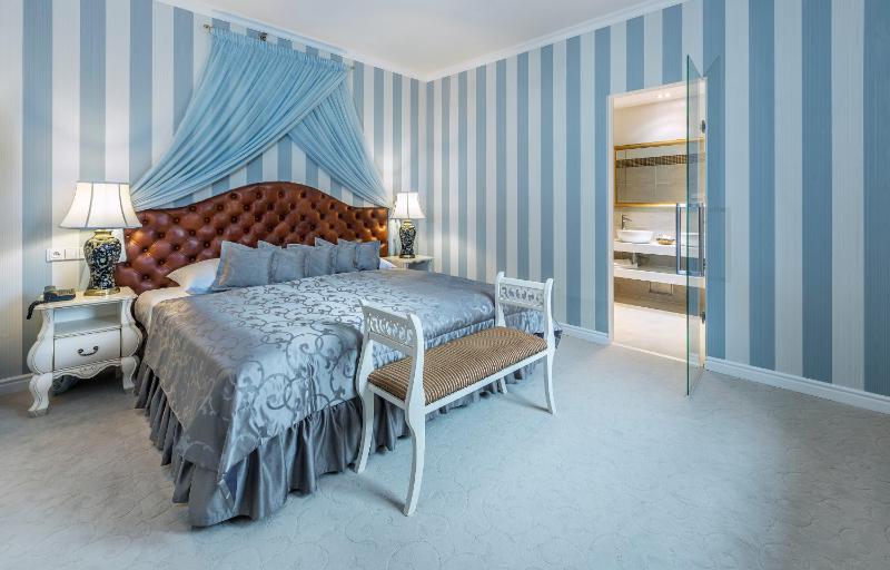 Deluxe Double Room with Spa Package image 3