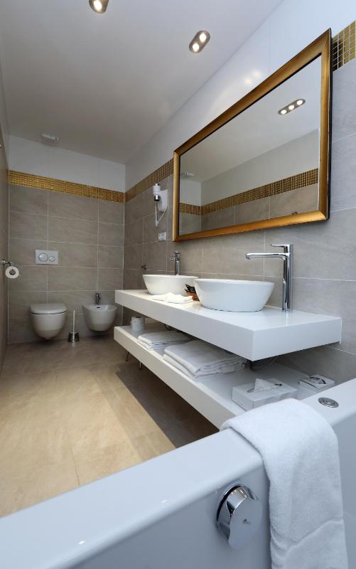 Deluxe Double Room with Spa Package image 2