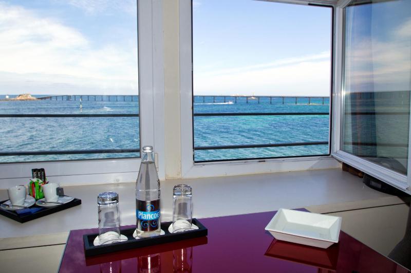 Deluxe Double Room with Sea View image 3