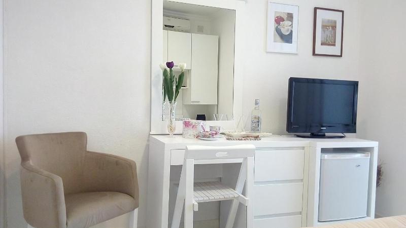 Double Room with Balcony and Sea View image 3