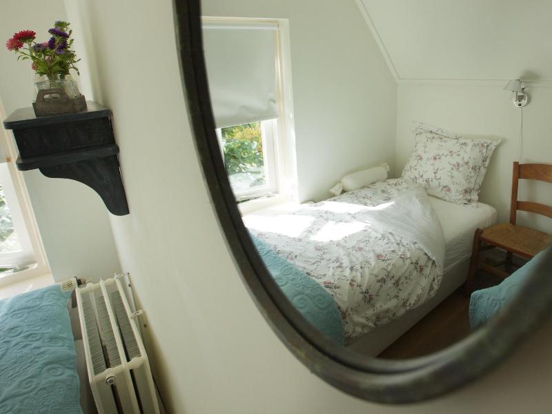 Small Twin Room image 3