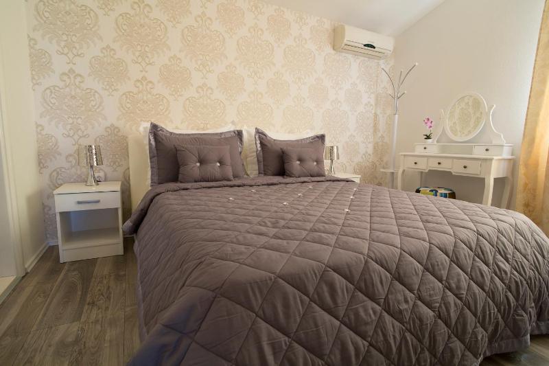 Villa Petra Apartment with private pool - image 22