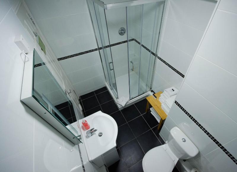 Three-Bedroom Apartment (6 Adults) image 3