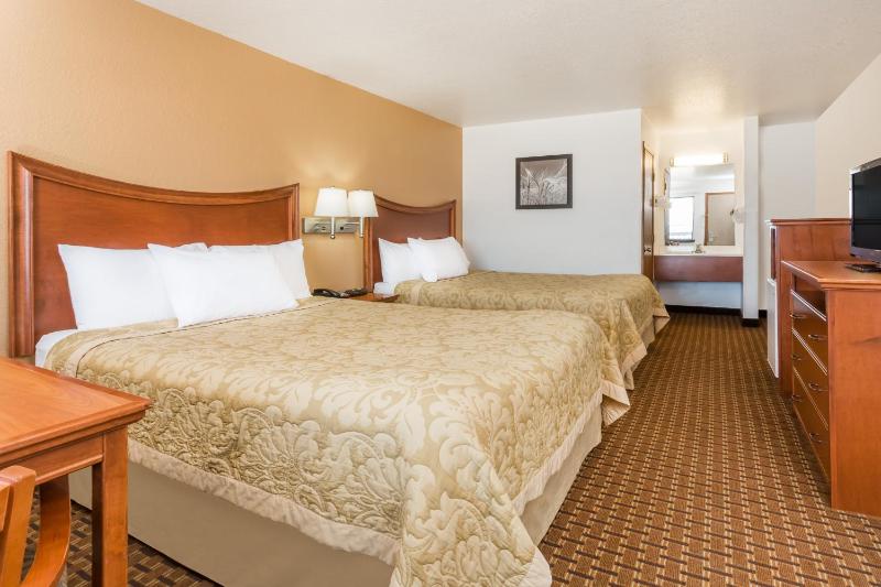 Queen Room with Two Queen Beds - Non-Smoking image 3