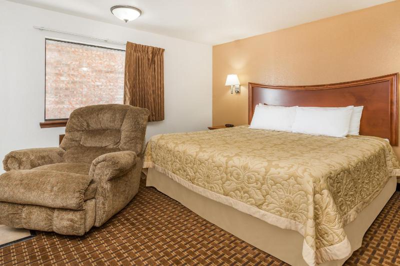 Queen Suite - Non-Smoking image 3
