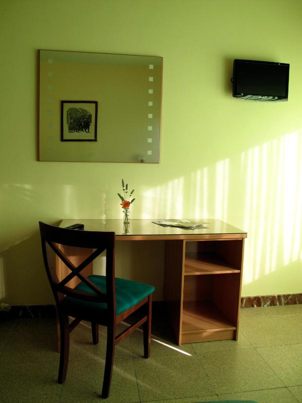 Single Room image 3