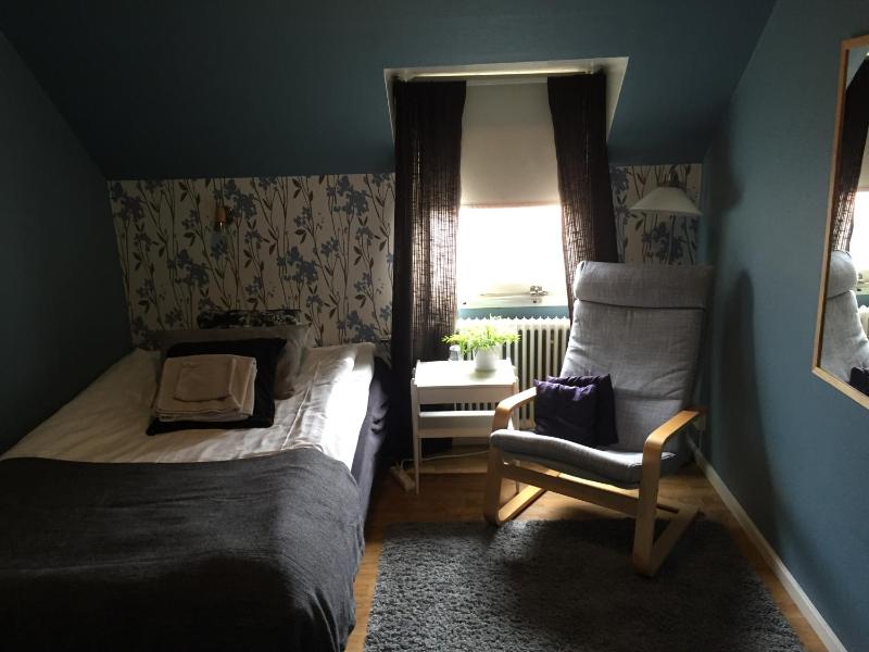 Single Room with Shared Shower and Toilet image 1