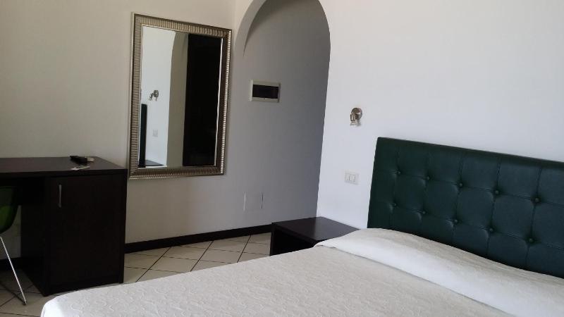 Double or Twin Room with Balcony and Sea View image 3