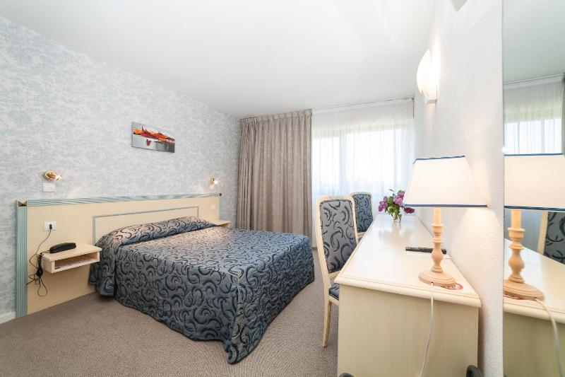 Standard Double Room image 3