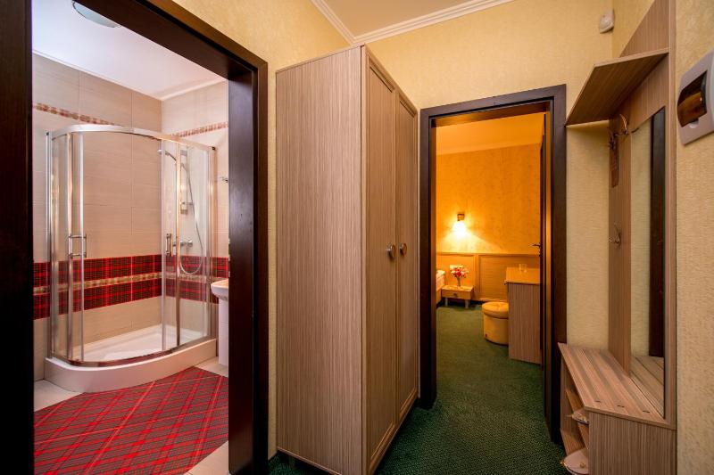 Family Quadruple Room image 3