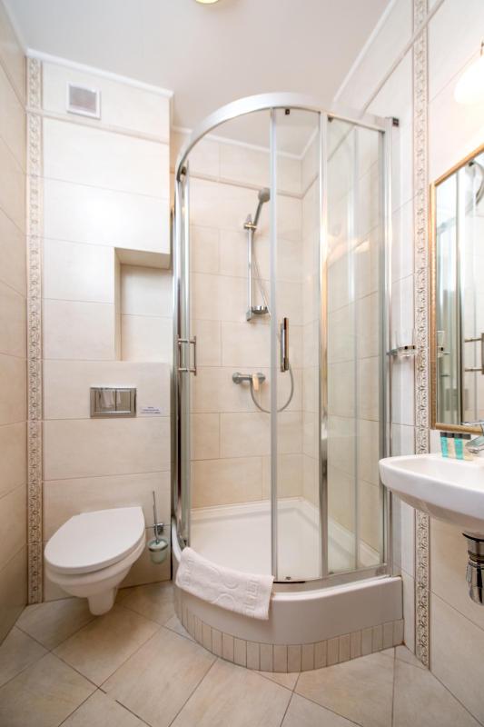Double Room with Balcony image 4